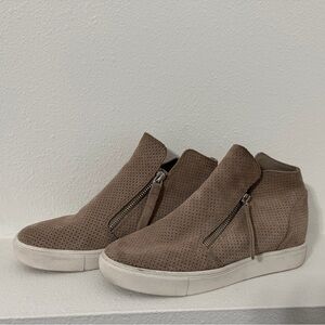 Steve Madden Women's Caliber Wedge Sneaker Taupe Perforated Suede Size 7.5